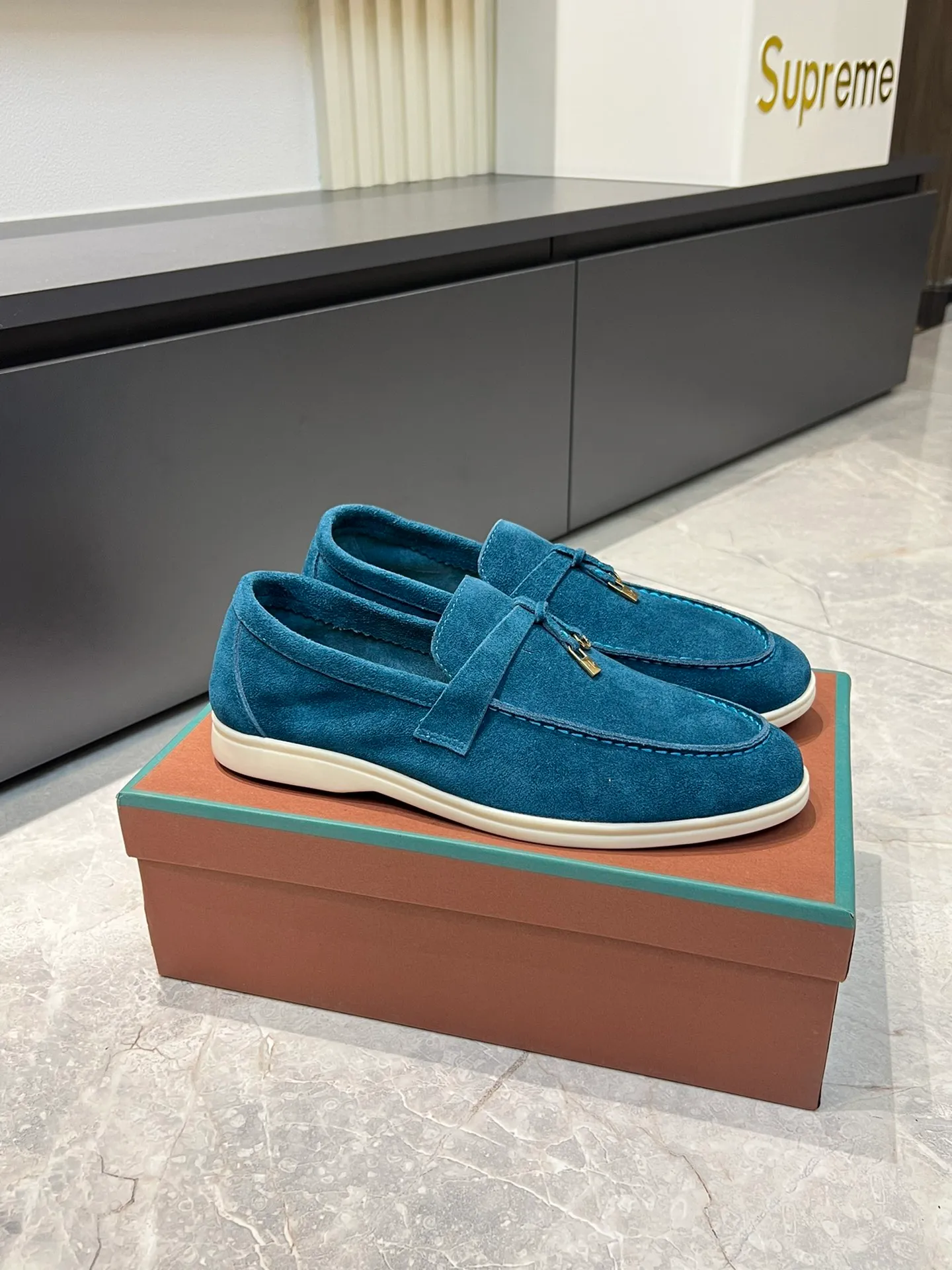 Men's shoes 💰p360 "Loro men's shoes 💰pian'*" Classic L men's shoes for couples 💰p Top version British flat loafers, a must-have item in old money style, the minimalist design is eye-catching and durable, a plus point for dressing The soft foot feel and texture are outstanding. They don’t scratch your feet and are very nice. They are matched with soft and waxy soles. They can be worn daily for a long time without getting tired. They are easy to wear, versatile and classic items, with perfect foot feel and texture! Imported cashmere fabric, the lining is made of imported A-grade water-dyed cow lining, the top version of the genuine leather midsole is sewn with pure handmade mark thread! Size: Female 35-40 (34. Customized) Male 38-44 (45.46. Customized)